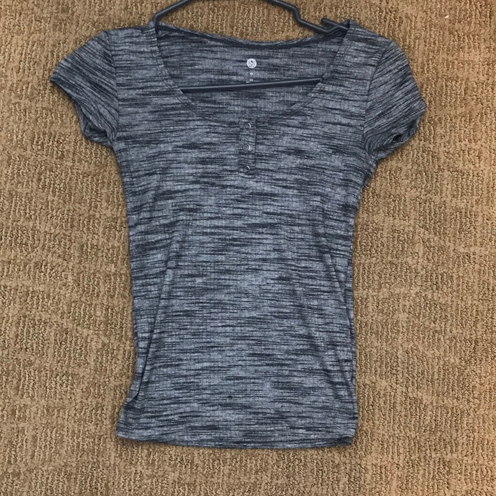 gray/black short fitted shirt